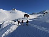 In prossimità della baita svoltiamo a dx e lasciamo la pista che porta al rifugio......